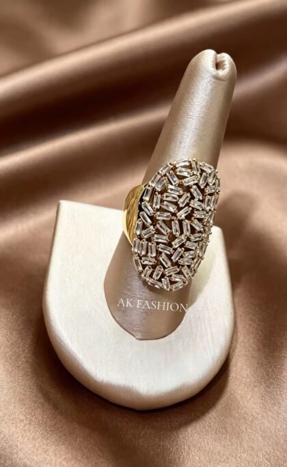 Anillo ovalado de cristales